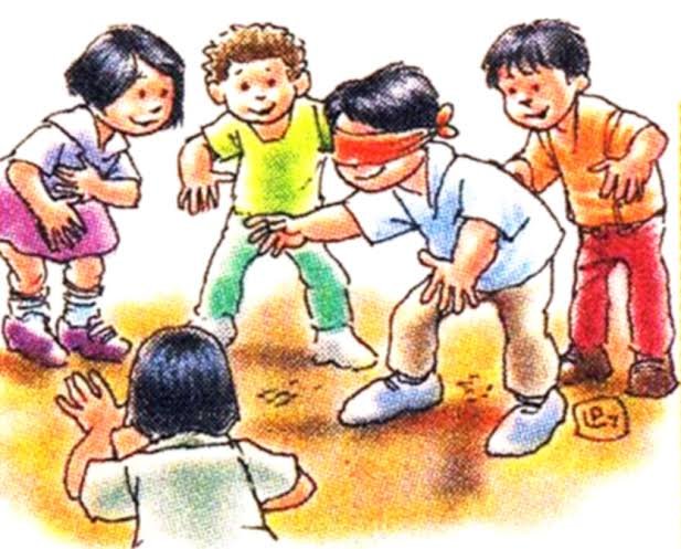 Niños jugando a la gallinita ciega en un patio despejado, con uno de los participantes usando una venda en los ojos.